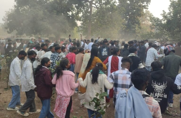 सिमडेगा में नव वर्ष का उत्साह: धार्मिक स्थलों और पर्यटन स्पॉट्स पर उमड़ा जनसैलाब