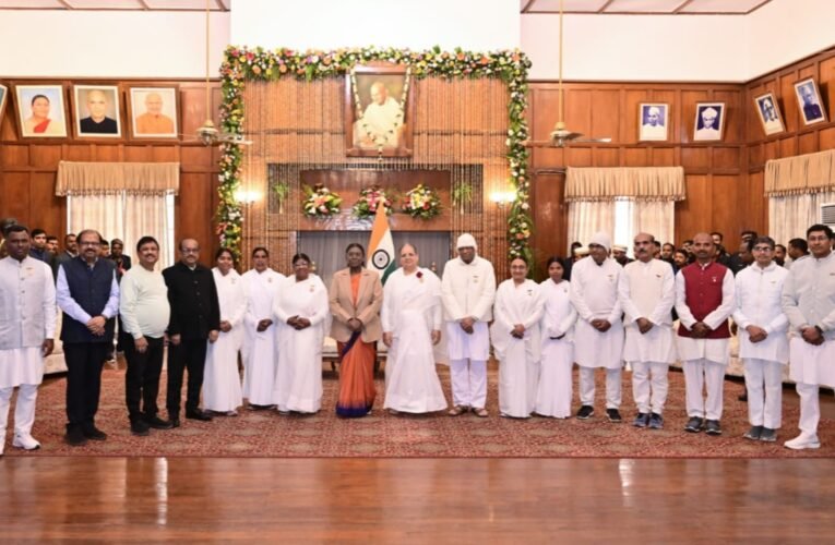 राष्ट्रपति द्रौपदी मुर्मू से ब्रह्माकुमारीज़ झारखंड डेलिगेशन की सौहार्दपूर्ण भेंट, सामाजिक सेवाओं की सराहना