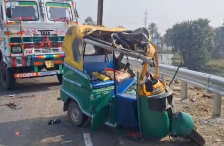 साहिबगंज में भीषण सड़क हादसा: टेम्पो और तेल टैंकर की टक्कर में तीन की मौत, कई घायल; CHC में तोड़फोड़