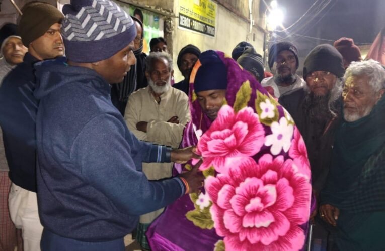 सर्द रात में संवेदना और सेवा का उदाहरण बना रांची जिला प्रशासन, उपायुक्त ने जरूरतमंदों के बीच किया कंबल वितरण