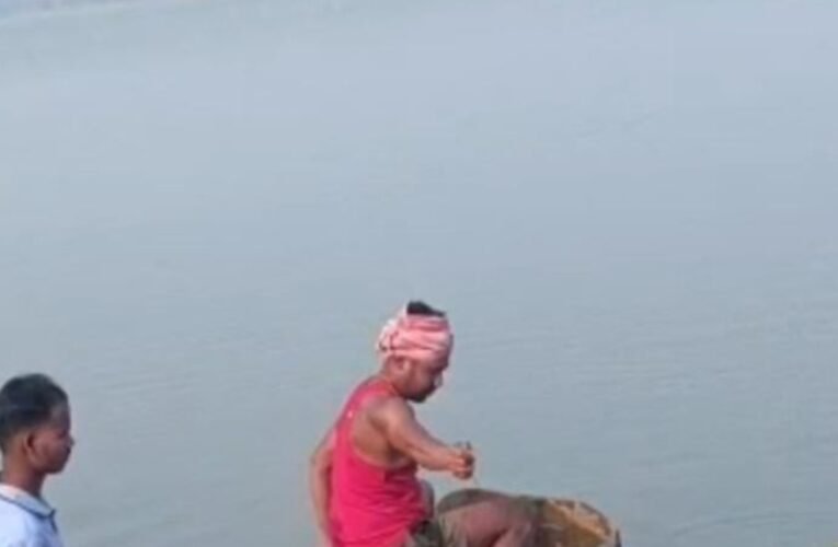 सिमडेगा: कोबांग डैम में नहाने गए व्यक्ति की पैर फिसलने से डूबकर मौत, पुलिस ने गोताखोरों की मदद से शव बरामद किया