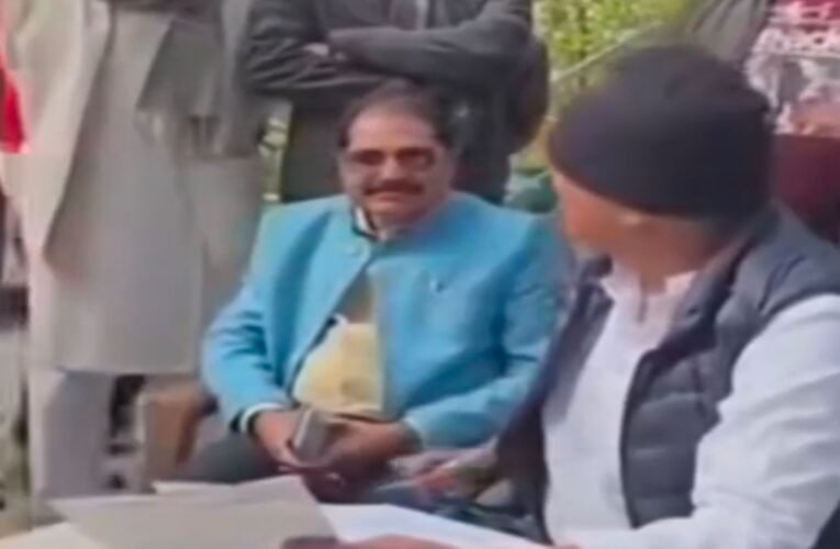 स्वास्थ्य मंत्री इरफान अंसारी का वायरल वीडियो फिर विवादों में, मौलाना को ‘बाहर बैठाने’ के बयान पर भेदभाव के आरोप :-देखे वीडियो