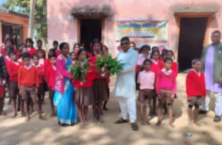 स्वर्ण पदक विजेता मोनिता कुमारी व दीपिका कुमारी का विद्यालय में भव्य स्वागत