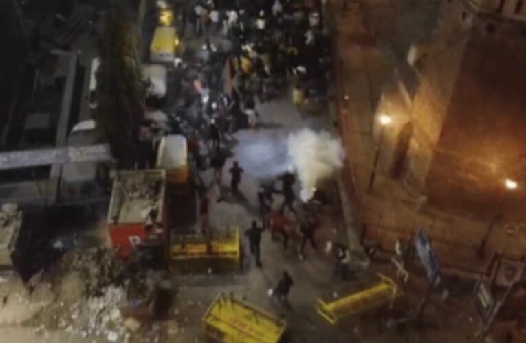 दिल्ली: तुर्कमान गेट पर फैज-ए-इलाही मस्जिद के पास अवैध अतिक्रमण पर MCD का बुलडोजर एक्शन, पथराव के बाद तनाव