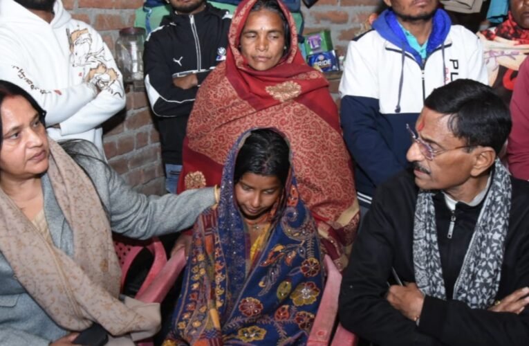 धुर्वा में लापता दो मासूम बच्चों के परिजनों से मिले केंद्रीय रक्षा राज्य मंत्री संजय सेठ