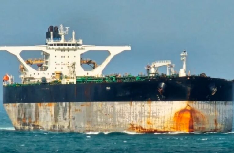 अमेरिका ने रूस में समुंद्र में तनाव ,टेलनको लेकर क्या होगा तीसरा विश्वयुद्ध ? रूस के  झंडे वाले तेल टैंकर को जब्त किया अमेरिका ने किया जब्त: रूस भड़का