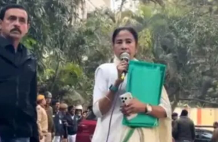 कोलकाता: ईडी की छापेमारी के बीच आई-पीएसी प्रमुख के घर पहुंचीं ममता बनर्जी, कार्रवाई को बताया ‘राजनीतिक साजिश’