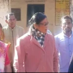 सिमडेगा: जर्जर स्कूल भवन में पढ़ रहे सैकड़ों बच्चे, जिला परिषद अध्यक्ष-उपाध्यक्ष ने जताई गंभीर चिंता 20260108_203626