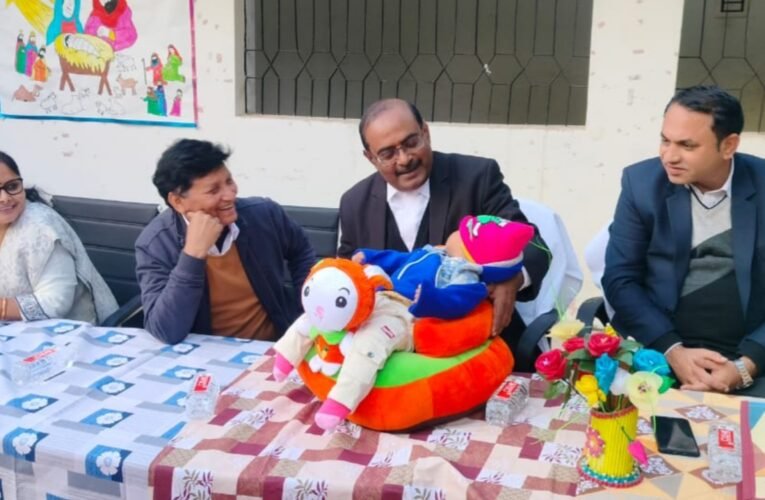 सिमडेगा जुडिशरी की टीम ने अनाथालय के बच्चों का बढ़ाया हौसला, नववर्ष पर बांटे गर्म कपड़े, मिठाइयां और खिलौने