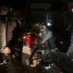 दर्दनाक सड़क हादसा : चार स्कूटी सवार युवक खड़े हाइवा से जा भिड़े, तीन युवकों की मौके पर मौत, एक गंभीर घायल Sadak hadsa