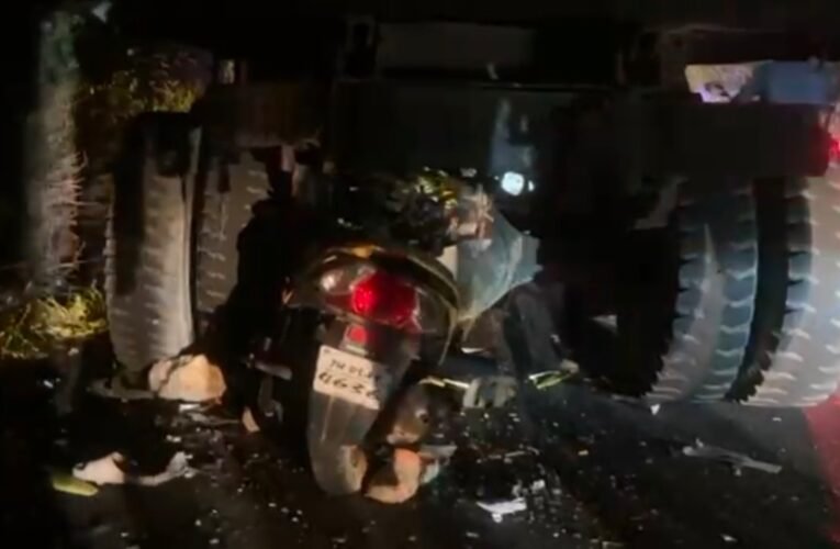 दर्दनाक सड़क हादसा :  चार स्कूटी सवार युवक खड़े हाइवा से जा भिड़े, तीन युवकों की मौके पर मौत, एक गंभीर घायल