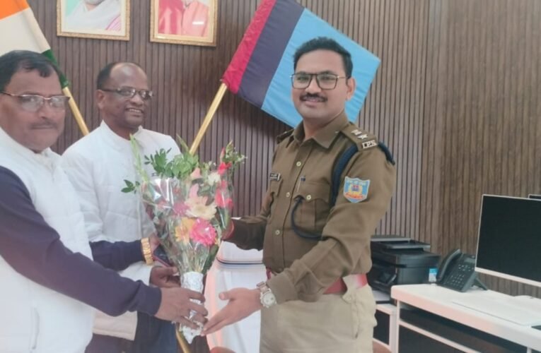 झामुमो सिमडेगा ने नवपदस्थापित पुलिस अधीक्षक श्रीकांत एस. खोटरे का किया शिष्टाचार भेंट एवं स्वागत