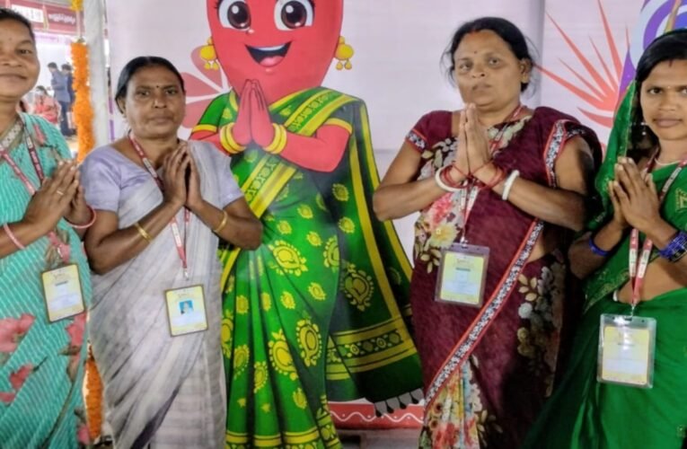 आंध्र प्रदेश के गुंटूर में सरस आजीविका मेला 2026: सिमडेगा की रागी उत्पादों ने मचाया धमाल, ललिता देवी की टीम छा गई