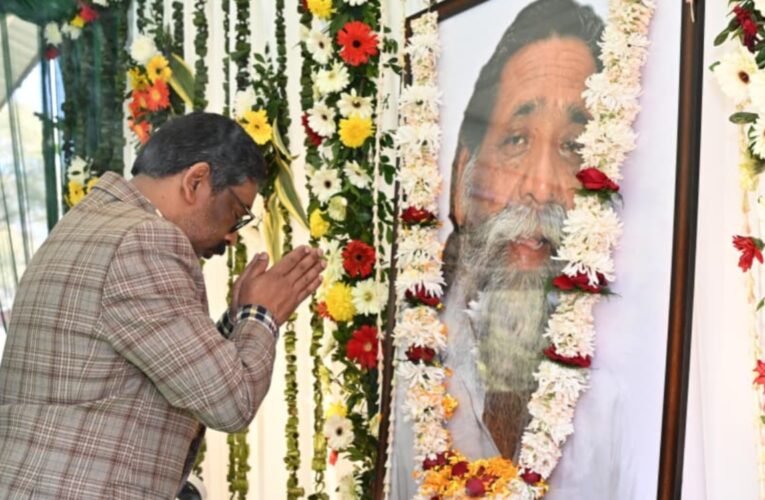 दिशोम गुरु शिबू सोरेन की 82वीं जयंती: मुख्यमंत्री हेमन्त सोरेन ने परिवार के साथ की श्रद्धांजलि