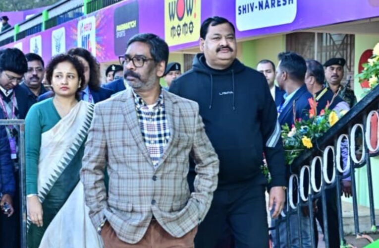 मुख्यमंत्री हेमन्त सोरेन एवं विधायक कल्पना सोरेन ने रांची में हीरो हॉकी इंडिया लीग (पुरुष) 2025-26 के पहले मैच का किया उद्घाटन