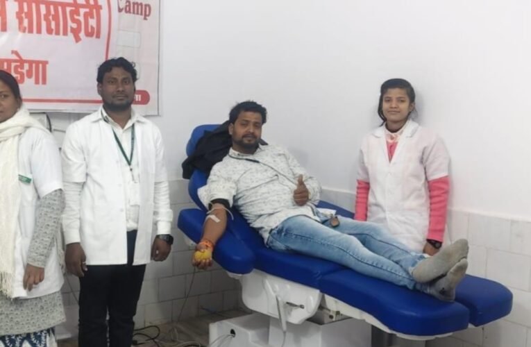 रेड क्रॉस के युवाओं ने दिखाई निस्वार्थ सेवा की मिसाल: अंतरराष्ट्रीय युवा दिवस पर रक्तदान महादान