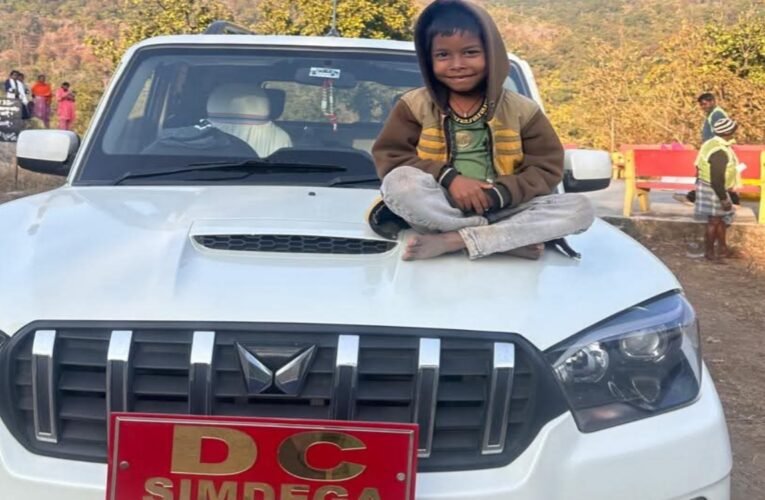 सिमडेगा डीसी की संवेदनशीलता की मिसाल: “ये हैं देवानन्द” – एक मार्मिक कहानी जो दिल छू गई