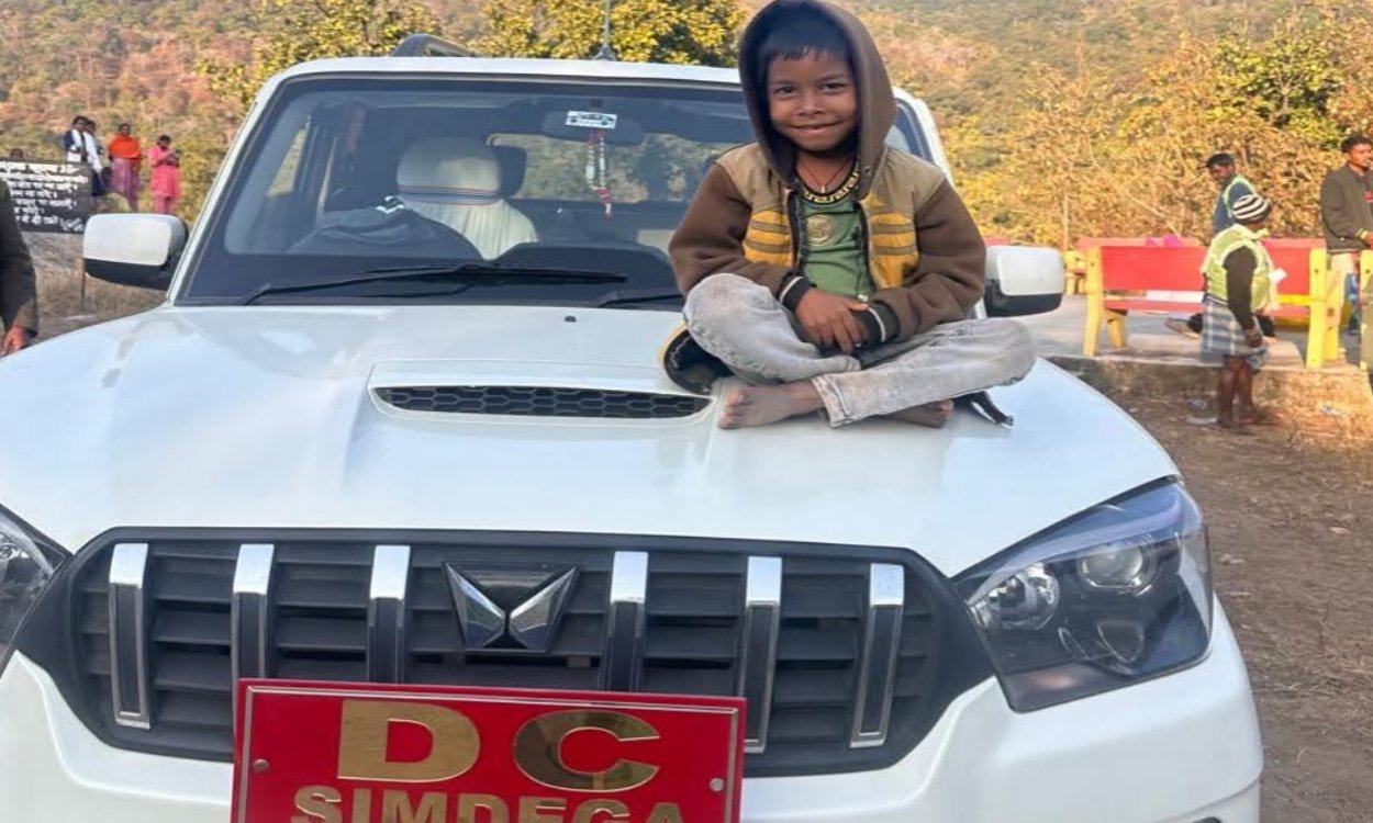 सिमडेगा डीसी की संवेदनशीलता की मिसाल: "ये हैं देवानन्द" – एक मार्मिक कहानी जो दिल छू गई 10 20260112 210006