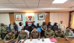 हजारीबाग: सूरज राणा हत्याकांड का पुलिस ने किया खुलासा, 8 आरोपी गिरफ्तार, तलवार-बेसबॉल बैट बरामद 12 20260112 210553
