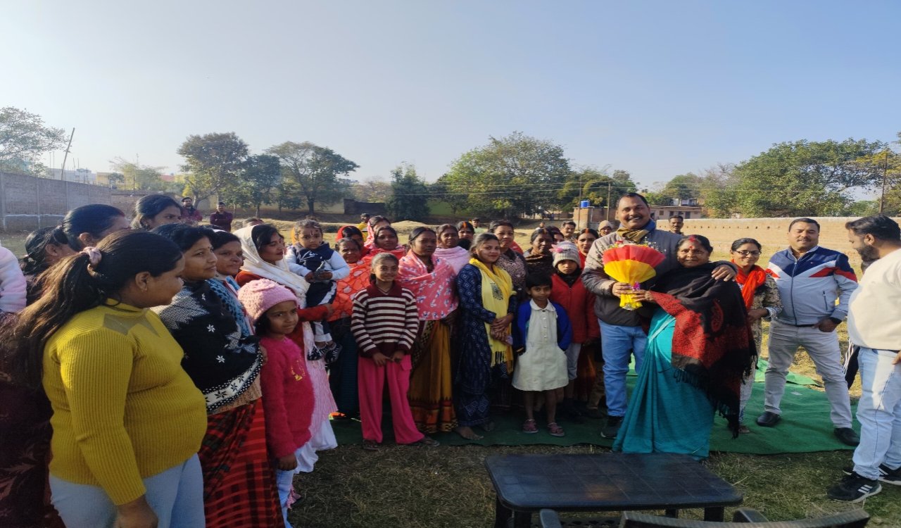 समाजसेवी नीरज कुमार ने इन्द्रपुरी रोड नंबर 6 में आयोजित किया यादगार वन भोज – लोगों की परेशानियां सुनीं, एकजुटता का संदेश दिया 6 20260112 211913