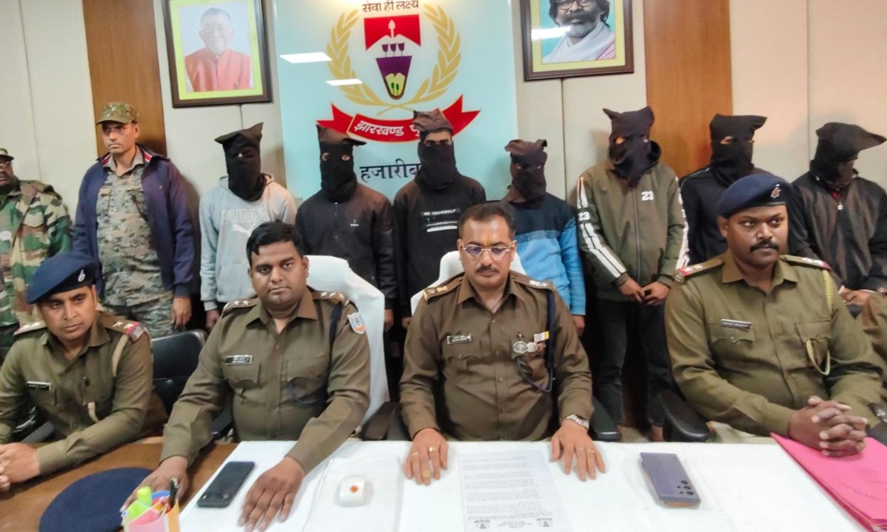 हजारीबाग पुलिस की बड़ी सफलता: नए साल की रात हुई निर्मम हत्या का उद्भेदन, 8 अभियुक्त गिरफ्तार 4 20260112 215549