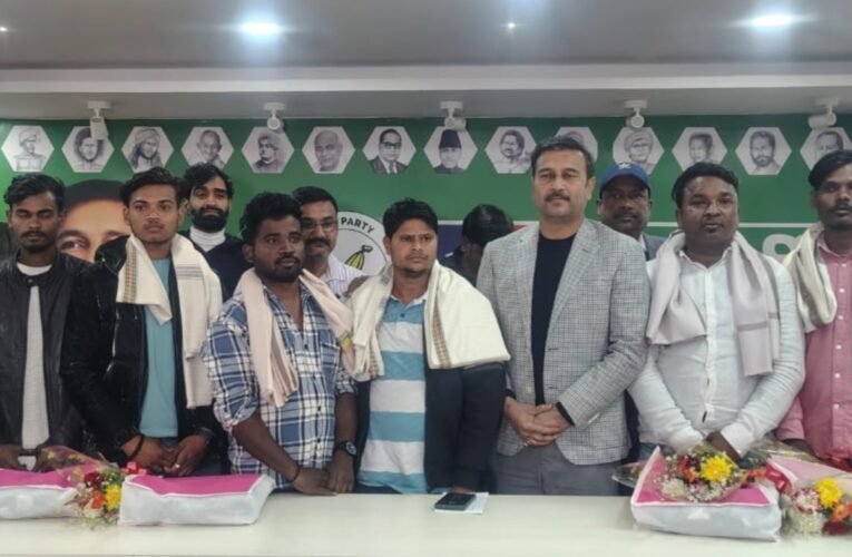 अंश–अंशिका को खोजने वाले साहसी युवाओं को सुदेश महतो ने किया सम्मानित