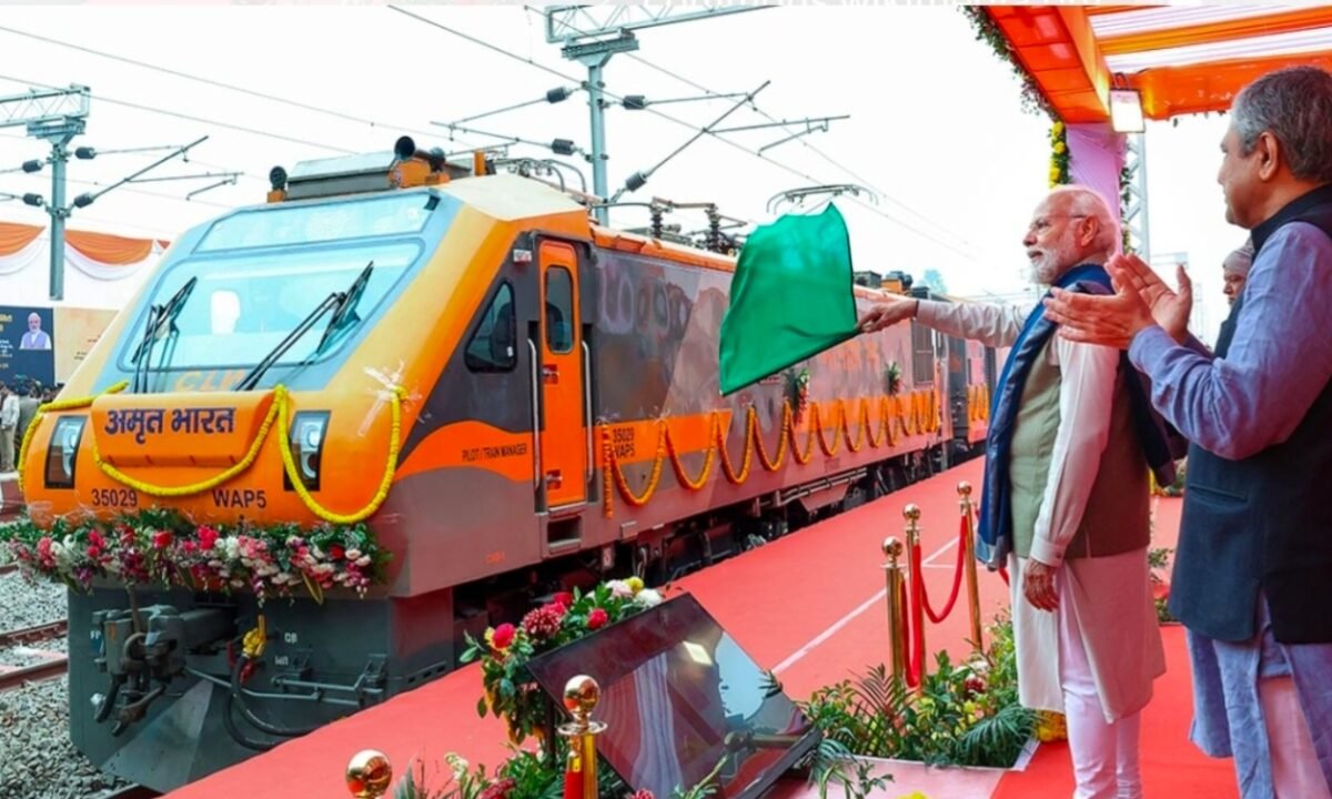 प्रधानमंत्री नरेंद्र मोदी ने आज असम के नागांव जिले में दो महत्वपूर्ण परियोजनाओं को हरी झंडी दिखाई। 58 20260118 152200