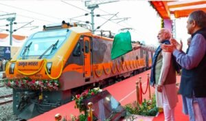 प्रधानमंत्री नरेंद्र मोदी ने आज असम के नागांव जिले में दो महत्वपूर्ण परियोजनाओं को हरी झंडी दिखाई। 12 20260118 152200