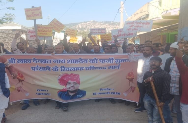 पालकोट में निकला देवव्रत शाहदेव के समर्थन में निकला जन सैलाब , जो 45 हजार एकड़ जमीन आदिवासियों को दान देता है वो क्या जमीन के लिए आदिवासी सोमा मुंडा की हत्या कराएगा