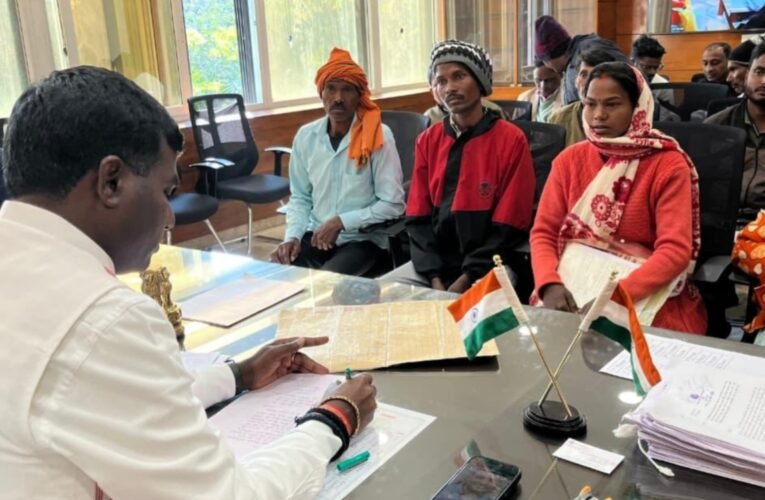 रांची जिला जनता दरबार: उपायुक्त मंजूनाथ भजन्त्री ने अधिकारियों को लगाई फटकार, भू-माफियाओं पर सख्त कार्रवाई के दिए निर्देश