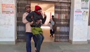 साहब फील्ड में है – दिव्यांग अमित कुमार की व्यथा: 3 बार 30 किमी सफर, फिर भी नहीं मिली बैटरी ट्राईसाइकिल, 6 महीने से पेंशन बंद, देखे वीडियो 12 20260120 105508