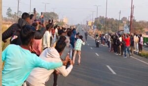 धनबाद की 8-लेन सड़क पर 3 घंटे तक चला 'बाइकर्स का स्टंट 'सड़क जाम लोग बेहाल : बाइकर्स गैंग ने पुलिस को दी खुली चुनौती! देखे वीडियो 12 20260121 115554