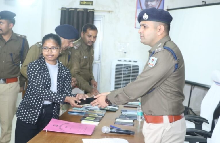 राँची पुलिस की सराहनीय पहल: ‘ऑपरेशन मुस्कान’ के तहत 93 गुम मोबाइल फोन बरामद कर मालिकों को लौटाए