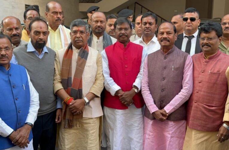 पदभार ग्रहण के तुरंत बाद BJP प्रदेश अध्यक्ष आदित्य साहू पहुंचे जमशेदपुर, लापता कैरव गांधी के परिजनों से की मुलाकात