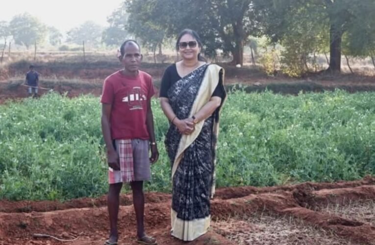 कारगिल योद्धा से किसान बने निस्टर खेस की प्रेरक कहानी ने सिमडेगा DC कंचन सिंह IAS को भावुक किया