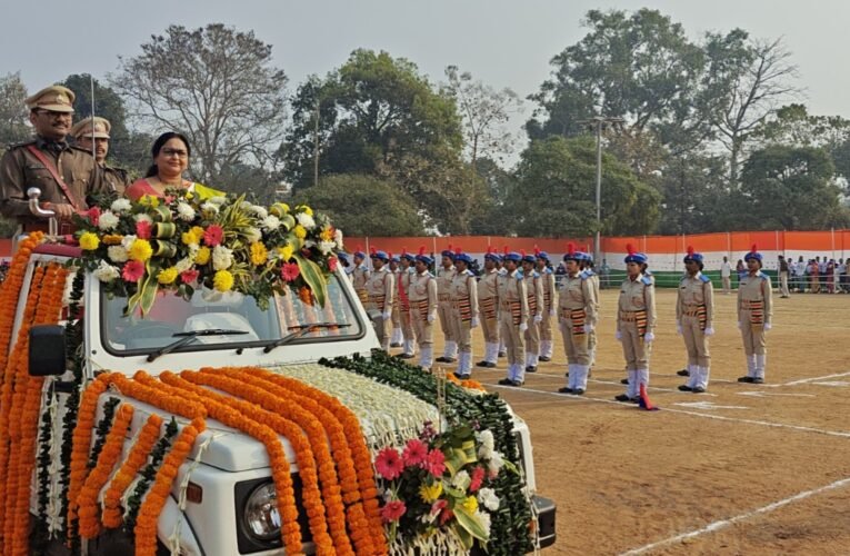 सिमडेगा में आन, बान और शान से लहराया तिरंगा: 77वें गणतंत्र दिवस पर भव्य समारोह, उपायुक्त कंचन सिंह ने फहराया झंडा