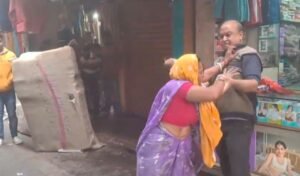 झरिया में शर्मनाक घटना: कुत्ते के शौच पर भड़के दुकानदार ने महिला सफाईकर्मी को झाड़ू से पीटा, साड़ी खींची; FIR दर्ज, सफाईकर्मी नाराज 12 20260126 230606