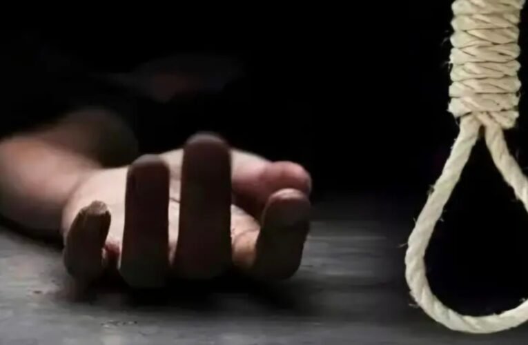 पत्नी की हत्या का आरोपी का शव फंदे से लटका मिला ,पुलिस जांच में जुटी …
