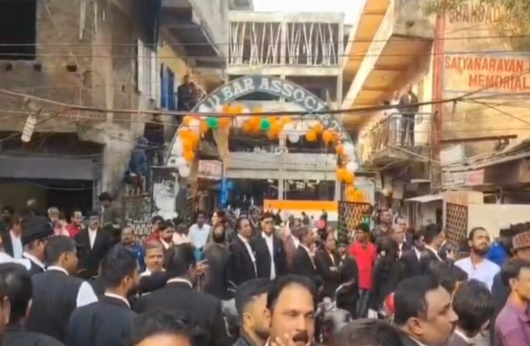 धनबाद में धनबाद बार एसोसिएशन के अधिवक्ताओं द्वारा अनिश्चितकालीन पेन-डाउन स्ट्राइक शुरू, कोर्ट परिसर में न्यायिक कार्य पूरी तरह ठप