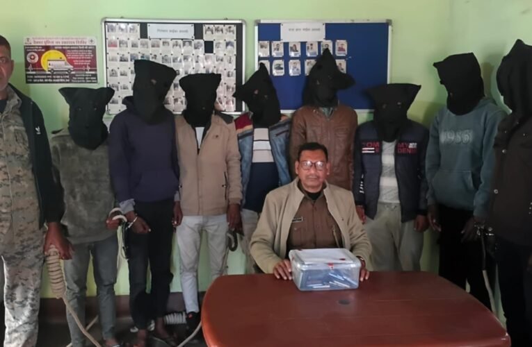 देवघर में साइबर ठगी गिरोह का भंडाफोड़: 8 अपराधी गिरफ्तार   PM किसान, लोन और कैशबैक के नाम पर लोगों को ठग रहे थे शातिर