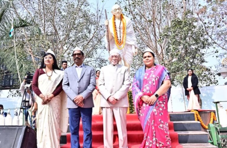 महात्मा गांधी की पुण्यतिथि पर राज्यपाल एवं मुख्यमंत्री ने बापू वाटिका में अर्पित की भावपूर्ण श्रद्धांजलि 33 20260130 124805