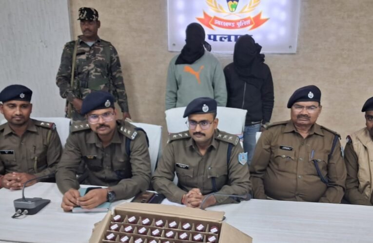 पलामू पुलिस की बड़ी कार्रवाई: झारखंड से बिहार जा रही 1342 लीटर अवैध अंग्रेजी शराब जब्त, दो तस्कर गिरफ्तार 24 20260130 163759