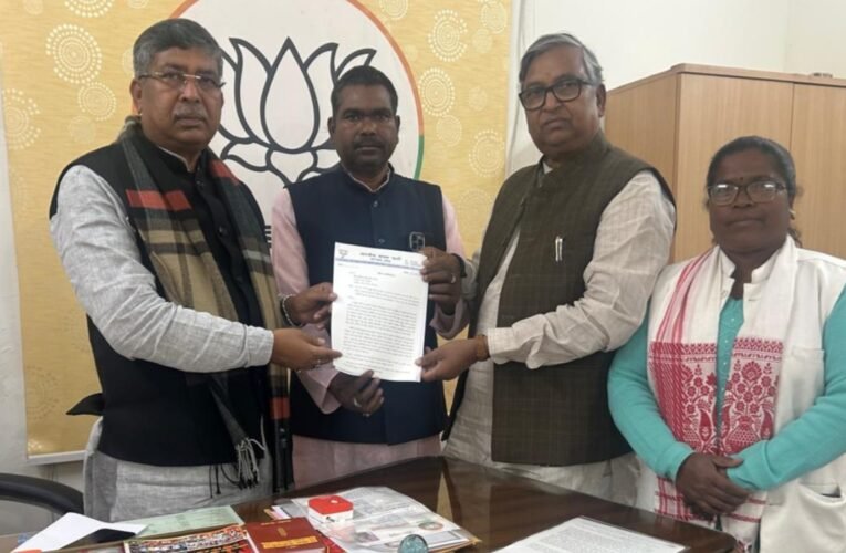 चक्रधरपुर के समाजसेवी डॉ. विजय सिंह गगराई ने सैकड़ों समर्थकों के साथ थामा भाजपा का दामन 22 20260130 191221