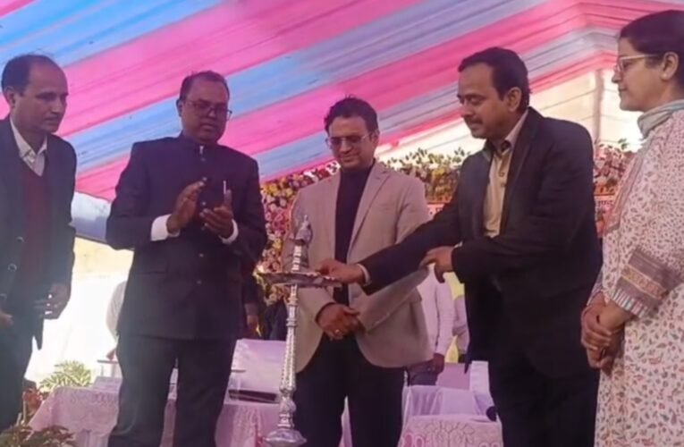 साहिबगंज में दो दिवसीय जिला स्तरीय कृषि मेला का भव्य आयोजन शुरू, उपायुक्त हेमंत सती ने किया उद्घाटन 19 20260130 210651