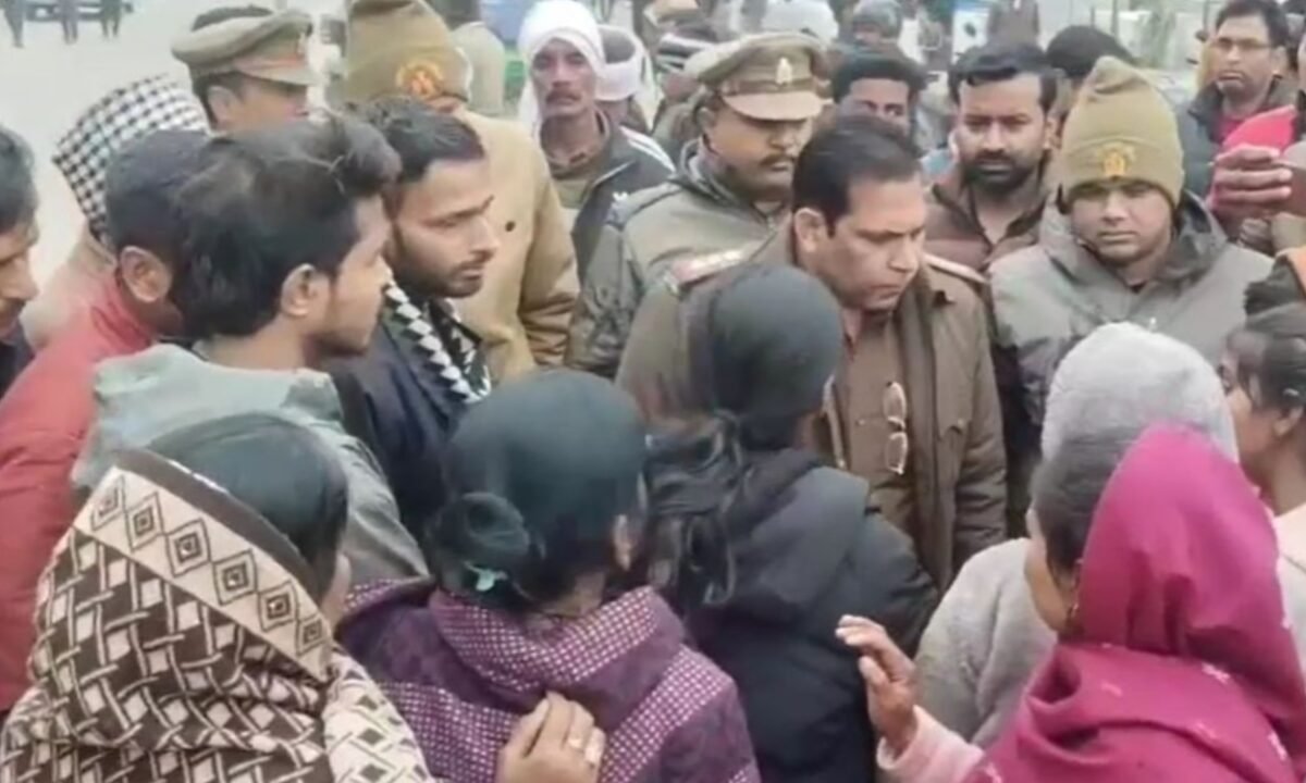 कानपुर के पनकी में हिंदू युवक ने लगाई फांसी: आत्महत्या से पहले वीडियो में लगाया धर्म परिवर्तन का दबाव, परिजनों ने शव सड़क पर रख प्रदर्शन किया 13 20260130 222300