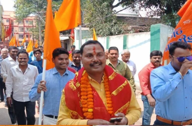 रांची नगर निगम के वार्ड नंबर 31 में चुनावी सरगर्मी: पार्षद उम्मीदवार नीरज कुमार  ने जनता से मांगा सहयोग, वार्ड के पिछले 15 सालों से  विकास के मामले में उपेक्षित होने पर उठाए सवाल ।