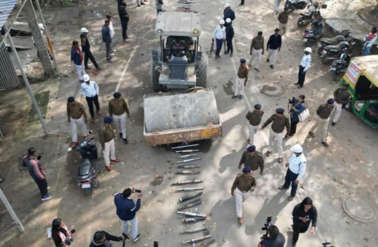 ध्वनि प्रदूषण के खिलाफ बड़ी कार्रवाई : 596 अवैध मॉडिफाइड साइलेंसर और प्रेशर हॉर्न को रोड रोलर से कुचलकर नष्ट किया गया