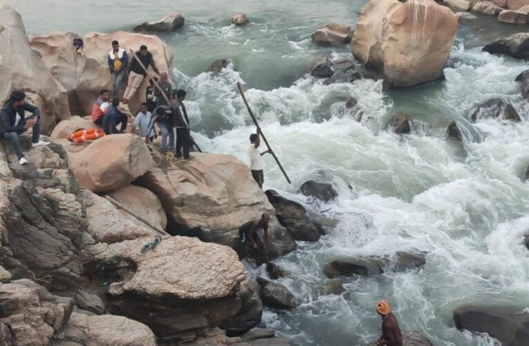 सिमडेगा : नदी में डूबा स्कूली छात्र अभिषेक का शव अब तक नहीं मिला, डीसी ने लिया संज्ञान – कल पहुंचेगी एनडीआरएफ टीम