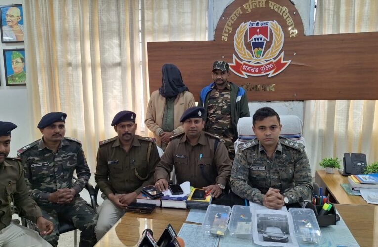 पलामू पुलिस ने फर्जी IPTAFS अधिकारी को किया गिरफ्तार, फर्जी आईडी और नेम बोर्ड बरामद