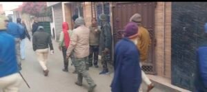 धनबाद पुलिस का 'ऑपरेशन क्लीन': वासेपुर में 15 मोहल्लों पर छापेमारी, प्रिंस खान गैंग के शूटरों और AK-47 की तलाश 12 Screenshot 20260112 114848